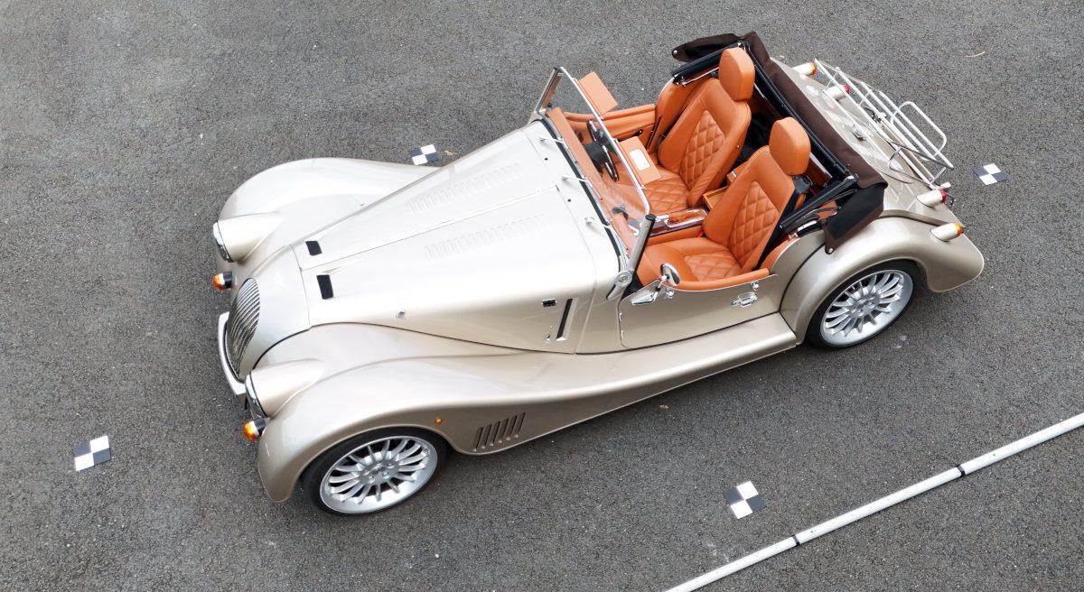 Photographie de la carrosserie métallisée brillante d'une Morgan avant photogrammétrie